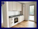 Kochbereich - Mit Chick & Charme das Wohnen genießen: 2 Zimmer & Einbauküche, Glaswand-Loggia, Tageslichtbad