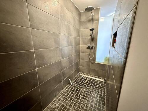 Dusche im Badezimmer - 