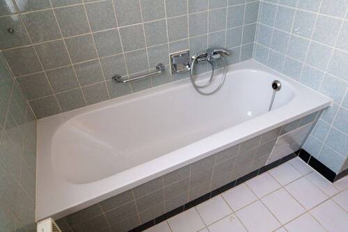 Mit Dusche und Wanne. - 