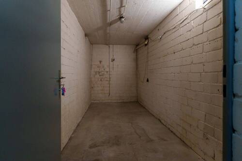 Xl-Raum mit Wohnungstüre. - 