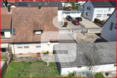 Hausansicht - Handwerker aufgepasst - Doppelhaushälfte in Heroldsbach mit viel Potenzial