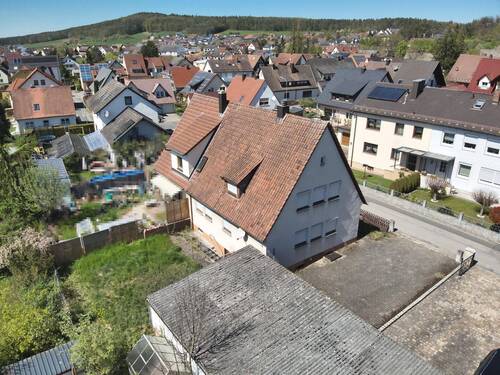 Hausansicht - 7 Zimmer Doppelhaushälfte zum Kaufen in Heroldsbach