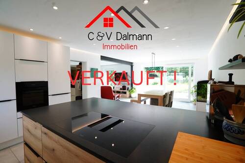 Verkauft - Stilvoll modernisiertes Doppelhaus am Waldrand - sonnig gelegen, mit großem Grundstück, Garage, Stellplatz & Raum für mehr