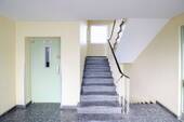 Treppenflur mit Aufzug - 