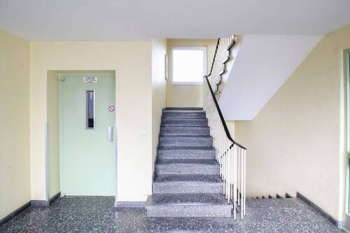 Treppenflur mit Aufzug - 
