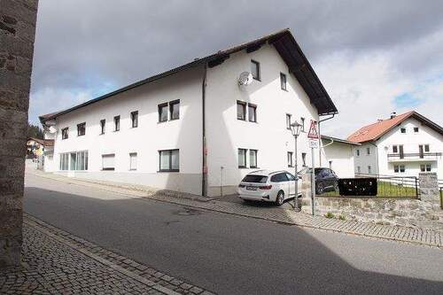 Ansicht Südosten - 1 Zimmer Mehrfamilienhaus, Wohnhaus zum Kaufen in Spiegelau