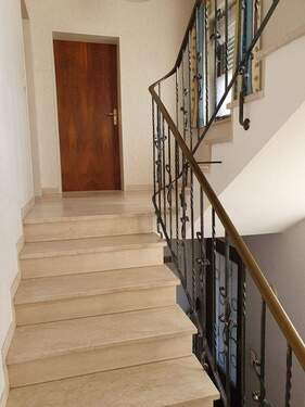 Treppenhaus. - 4 Zimmer Etagenwohnung zur Miete in Waldkraiburg