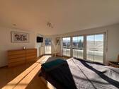 Schlafzimmer Obergeschoss mit Zugang zum Balkon - 