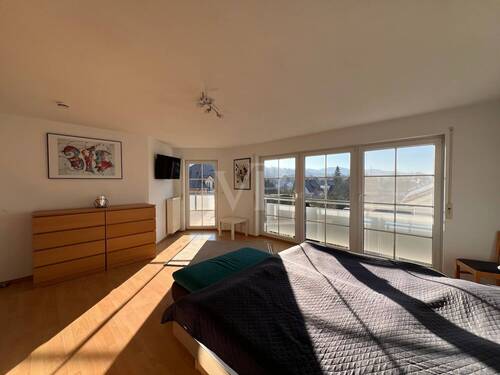 Schlafzimmer Obergeschoss mit Zugang zum Balkon - 