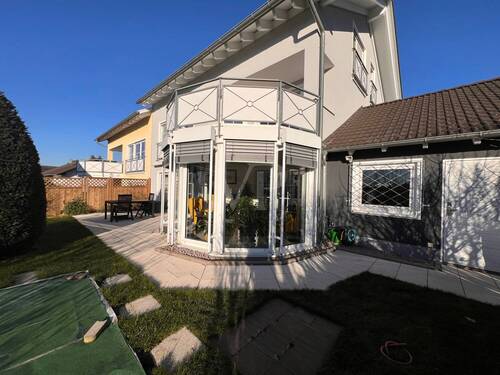 Grünfläche und Terrasse - 