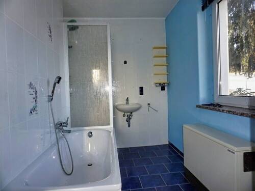 EG Bad mit Wanne und Dusche - 