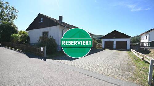 Wohnen auf einer Ebene - Wohnen auf einer Ebene! Bungalow mit Doppelgarage in Berching