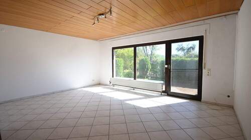 Helles Wohnzimmer... - Einfamilienhaus mit 113,00 m² in Berching zum Kaufen