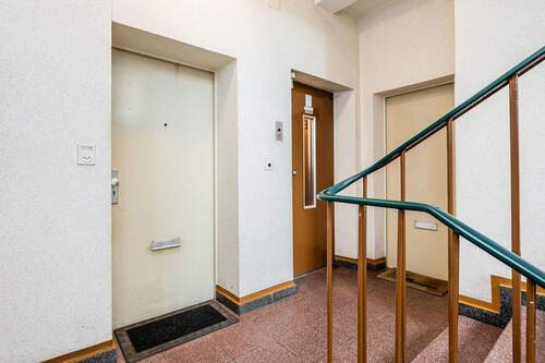 Treppenhaus mit Aufzug - 2 Zimmer Etagenwohnung in Berlin