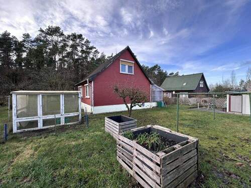 Grundstück mit Gewächshaus und Hochbeeten - 