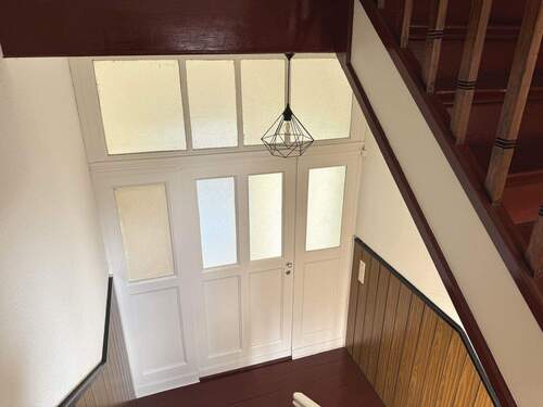 Treppenhaus und Wohnungseingangstüre - 3 Zimmer Etagenwohnung in Mülheim