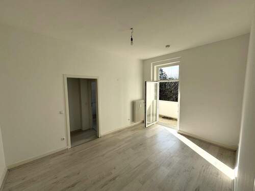 Ess- und Durchgangszimmer mit Balkon - 