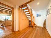 Flur mit Treppe - 