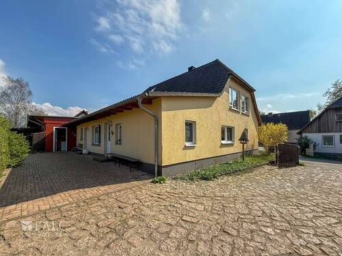 Hof Seite - Einfamilienhaus mit 228,00 m² in Dreschvitz zum Kaufen