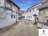 Innenhof - Sanierungsbedürftiges Einfamilienhaus mit 3-Seiten-Hof & Gewölbekeller - für Handwerker & Visionäre
