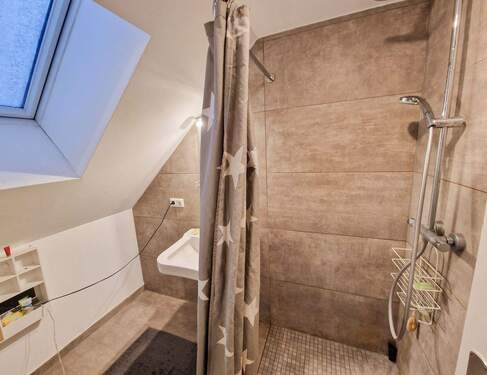 Modernes Duschbad mit Fenster - 