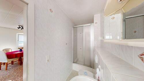 Tageslichtbad mit Dusche im Erdgeschoss - 