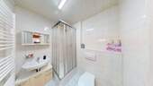 innenliegendes Bad mit Dusche im Erdgeschoss - 
