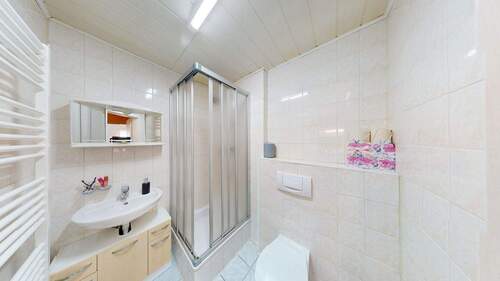 innenliegendes Bad mit Dusche im Erdgeschoss - 