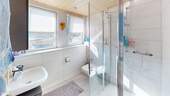 Tageslichtbad mit Dusche im Obergeschoss - 