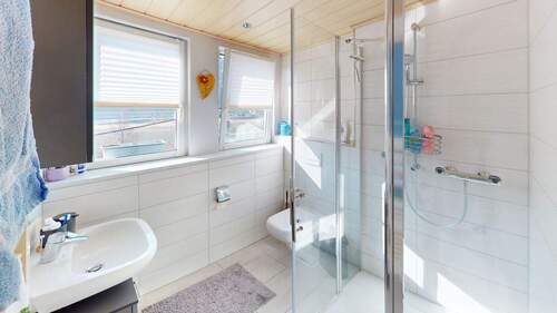Tageslichtbad mit Dusche im Obergeschoss - 