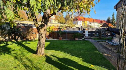 Garten mit Blick auf den Pool - 