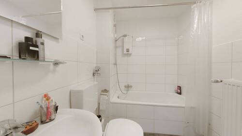 Badezimmer - Etagenwohnung mit 72,00 m&sup2; in Düsseldorf zum Kaufen