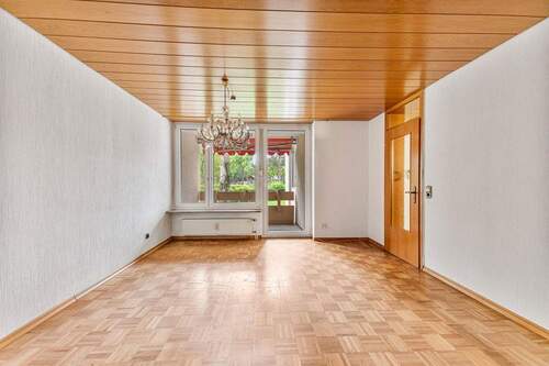 Wohnzimmer - **3,5-Zi. Wohnung zum selbst renovieren in ruhiger und zentraler Lage**