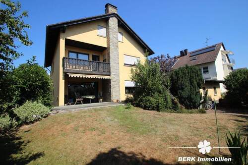 Bild 1 - BERK Immobilien - Charmantes Einfamilienhaus mit Doppelgarage und großem Grundstück in Mainaschaff