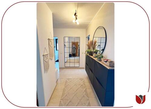 Einladend: Helle Diele - gefliest - 2 Zimmer Etagenwohnung in Leichlingen
