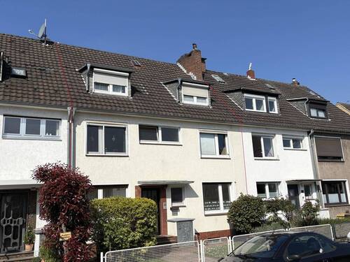 Vorderseite - Zweifamilienhaus mit ausgebautem Dachgeschoss in ruhiger Lage mit guter Anbindung