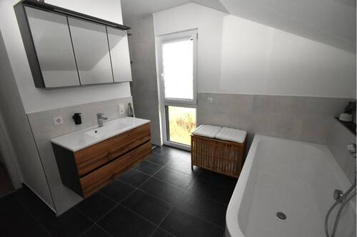 Bad mit Blick zu Dusche - 