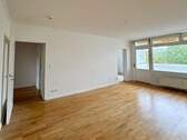 Wohnzimmer - Lichtdurchflutete 3-Zimmer Wohnung mit Balkon und Tiefgarage in Westend - Bezugsfrei