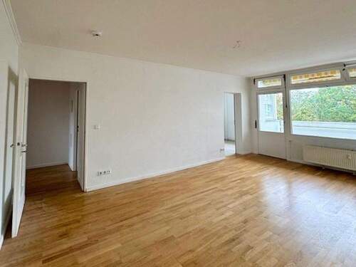 Wohnzimmer - Lichtdurchflutete 3-Zimmer Wohnung mit Balkon und Tiefgarage in Westend - Bezugsfrei