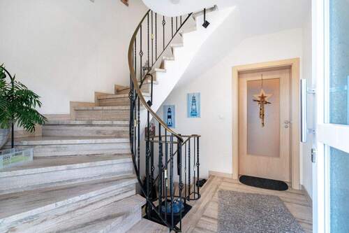 Treppenhaus - 6 Zimmer Mehrfamilienhaus, Wohnhaus in Halle (Westf.)