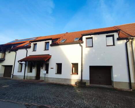 Bild 1 - Reihenmittelhaus mit Kamin, Garage und flexibler Raumaufteilung - solide Basis für individuelle Wohnideen