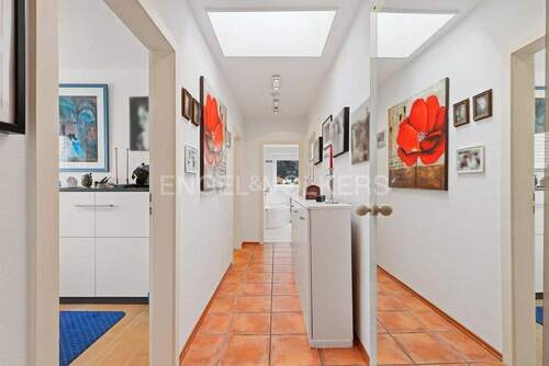 Flur mit Tageslicht-Lichtschacht - Etagenwohnung mit 97,00 m&sup2; in Hamburg zum Kaufen