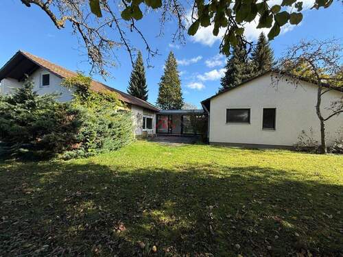 Ansicht vom Garten - Großzügiger Bungalow mit Garage auf parkähnlichen Grundstück im Brunnental Tuttlingen