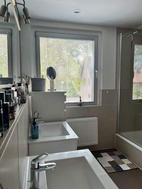 Badezimmer mit Wanne u. Dusche - 