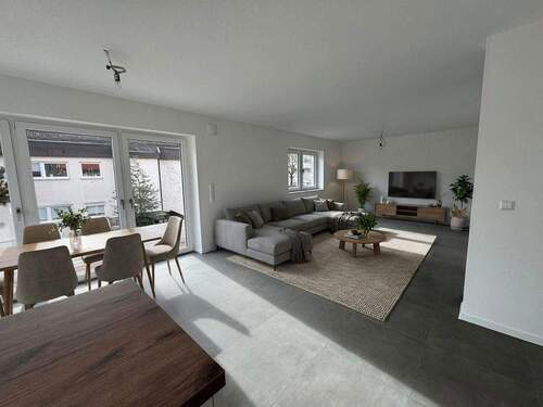 Wohn- & Esszimmer (Möblierung mit KI) - Erstbezug: Moderne 4-Zi-Wohnung mit EBK und Balkon