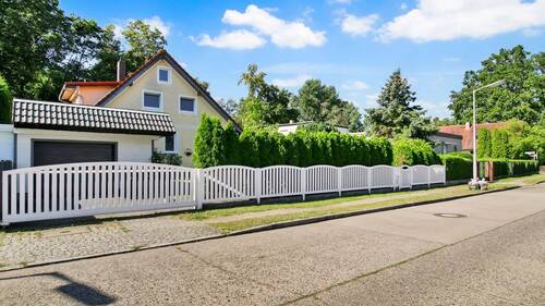 Straßenansicht - Charmantes Einfamilienhaus mit Einliegerwohnung in Heiligensee