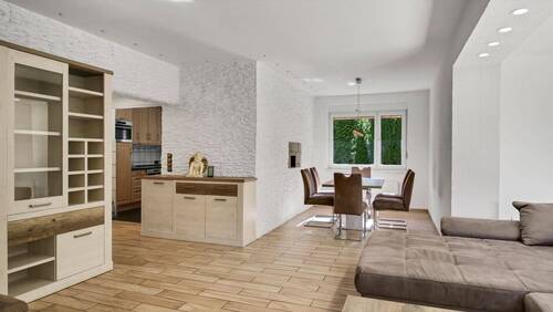 Wohnbereich m. Blick zum Essbereich - 