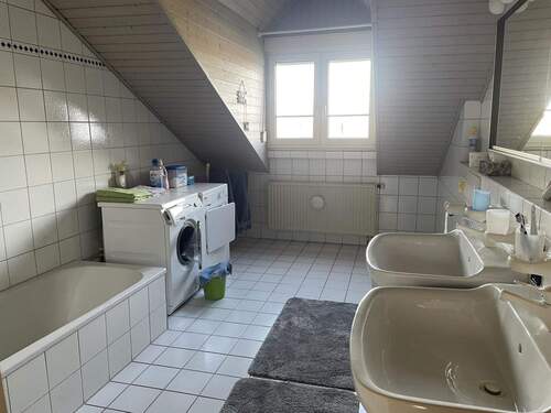 Bad mit Dusche und Badewanne - 