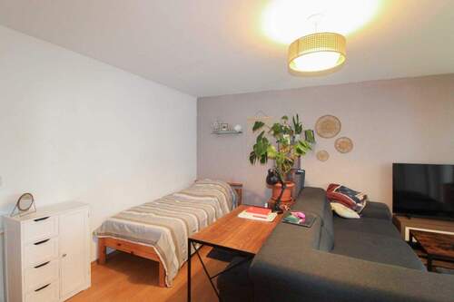 Wohnzimmer - 2 Zimmer Etagenwohnung zum Kaufen in München