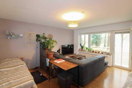 Wohnzimmer(2) - 2 Zimmer Etagenwohnung in München